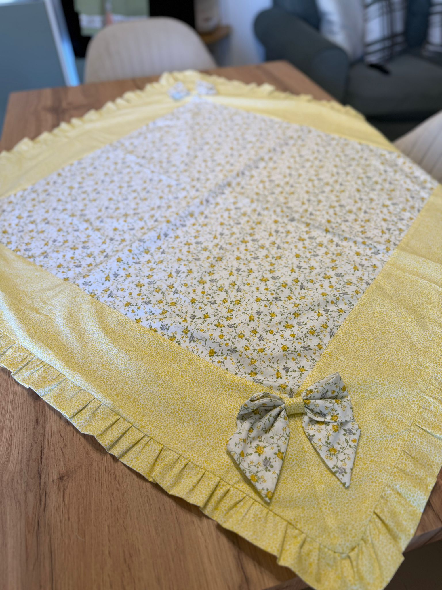 Tovaglia sartoriale quadrata gialla in puro cotone  con stampa a fiorellino - 100x100 cm - Il cotone di Nina